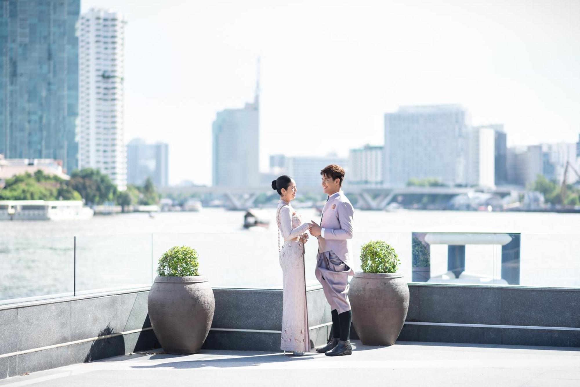 Chatrium Hotel Riverside Μπανγκόκ Εξωτερικό φωτογραφία Thai people wearing Thai traditional dress