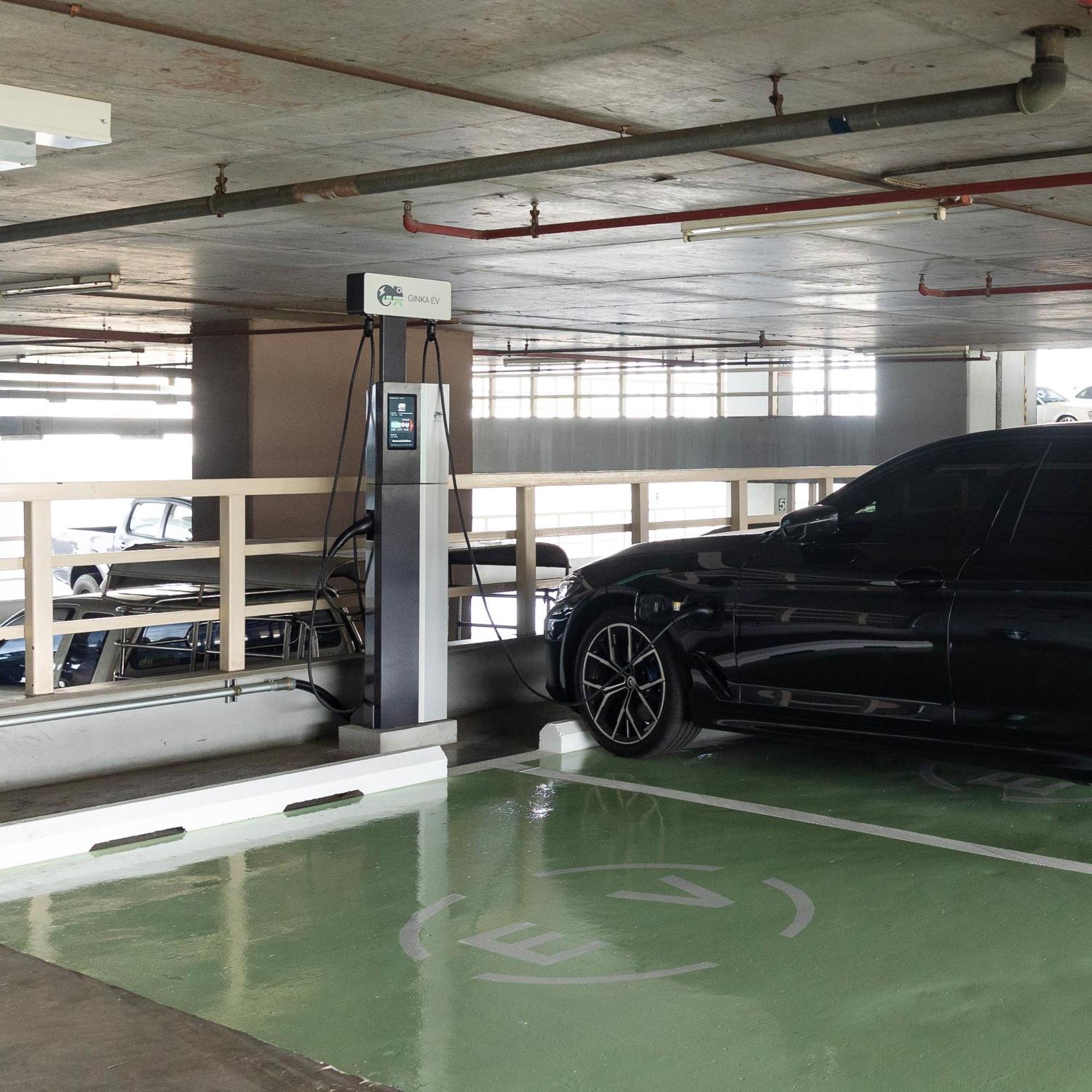 Chatrium Hotel Riverside Μπανγκόκ Εξωτερικό φωτογραφία EV charging station in a parking garage