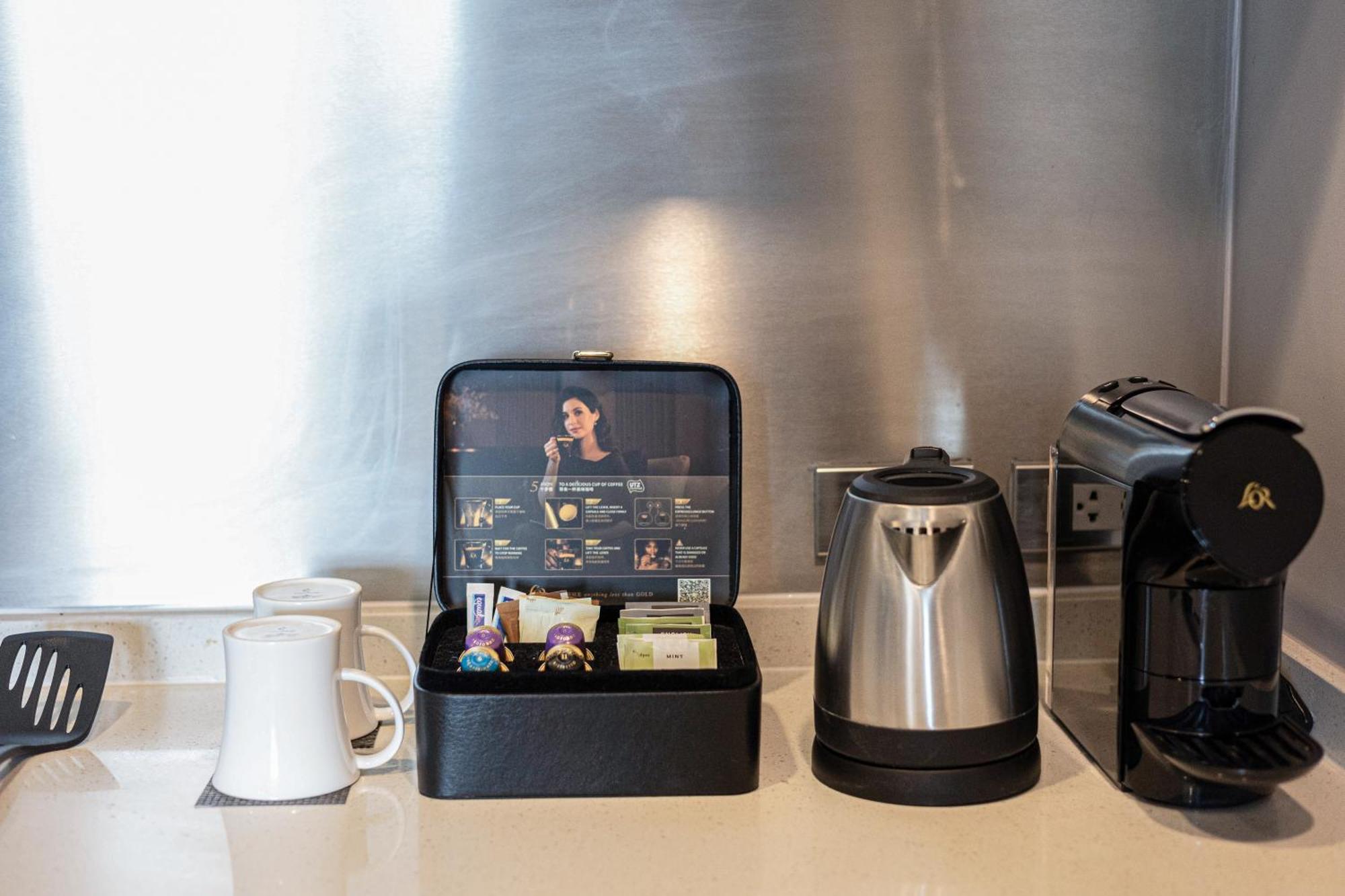Chatrium Hotel Riverside Μπανγκόκ Εξωτερικό φωτογραφία A tea and coffee station in a hotel room