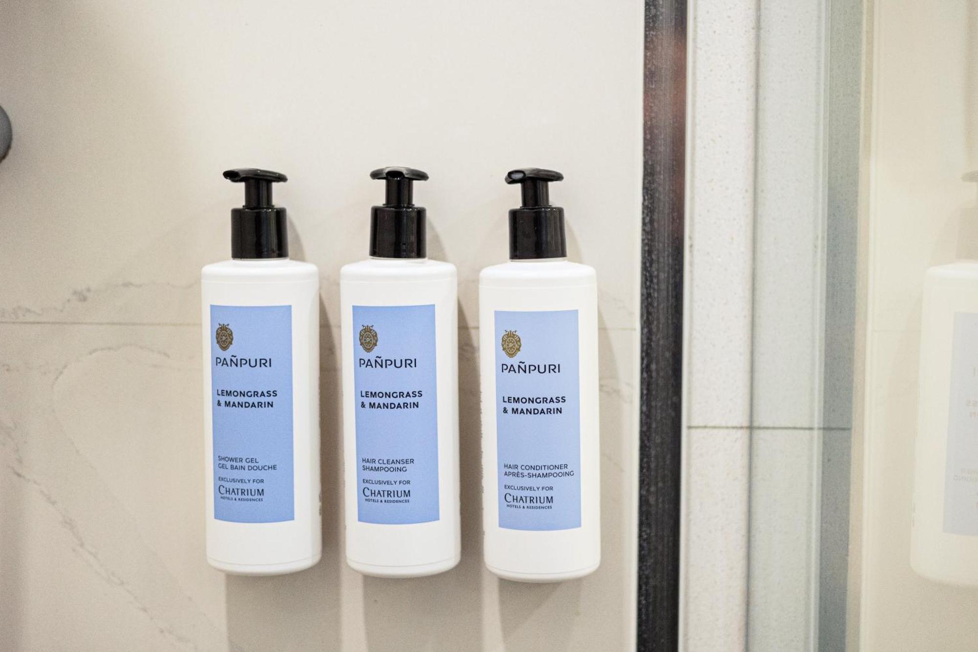 Chatrium Hotel Riverside Μπανγκόκ Εξωτερικό φωτογραφία Shampoo, conditioner and body wash in a shower