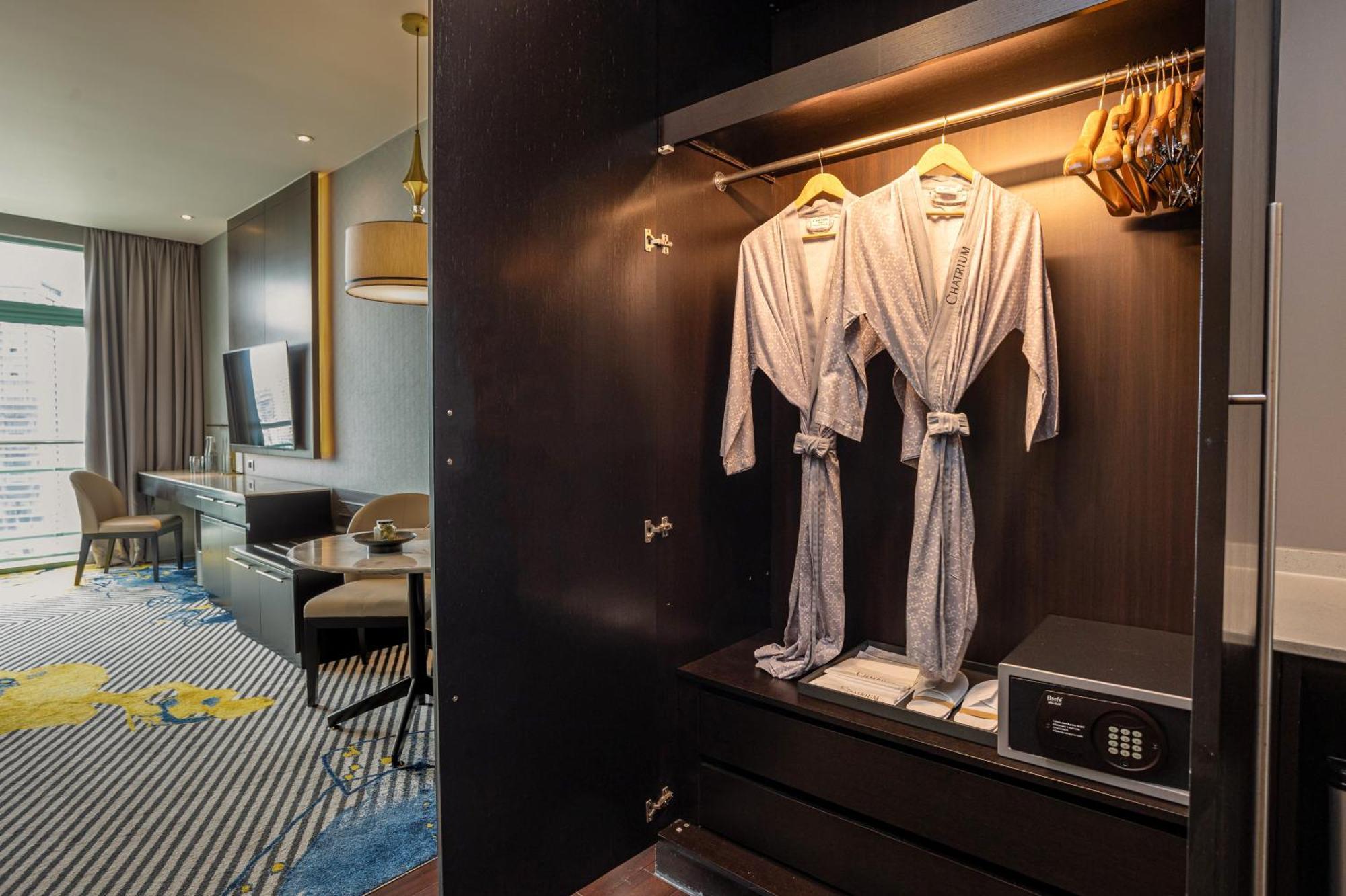 Chatrium Hotel Riverside Μπανγκόκ Εξωτερικό φωτογραφία A hotel room wardrobe