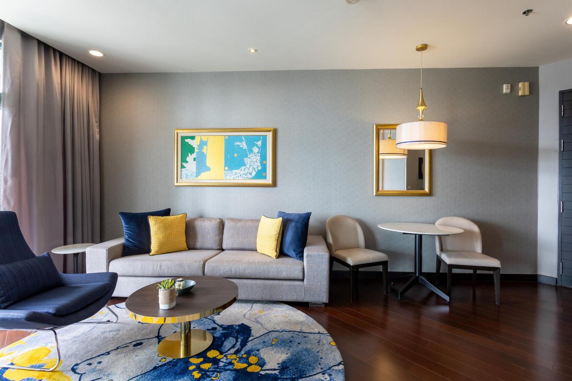 Chatrium Hotel Riverside Μπανγκόκ Εξωτερικό φωτογραφία Living room of a suite at the hotel