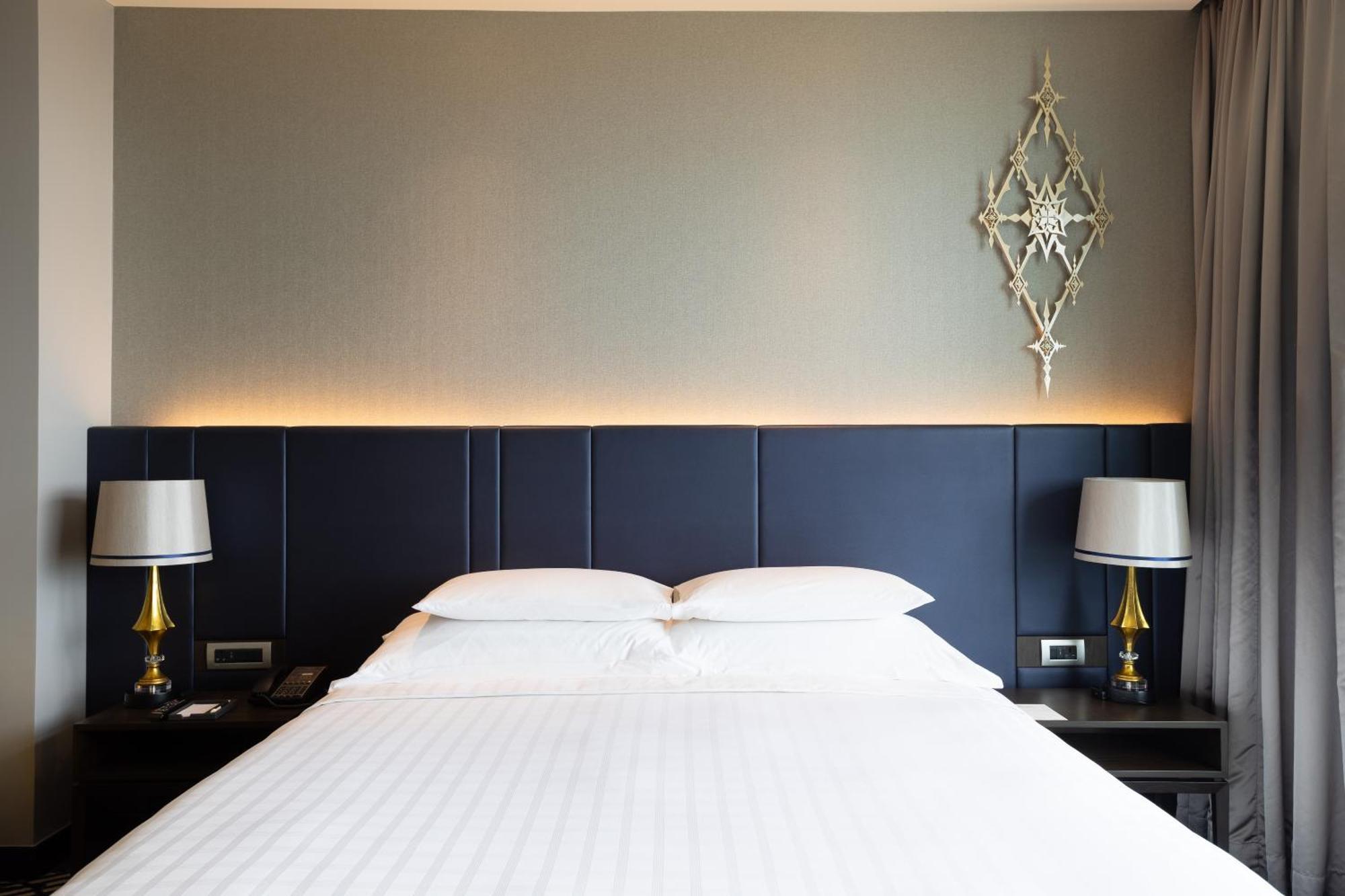 Chatrium Hotel Riverside Μπανγκόκ Εξωτερικό φωτογραφία A bed with a headboard